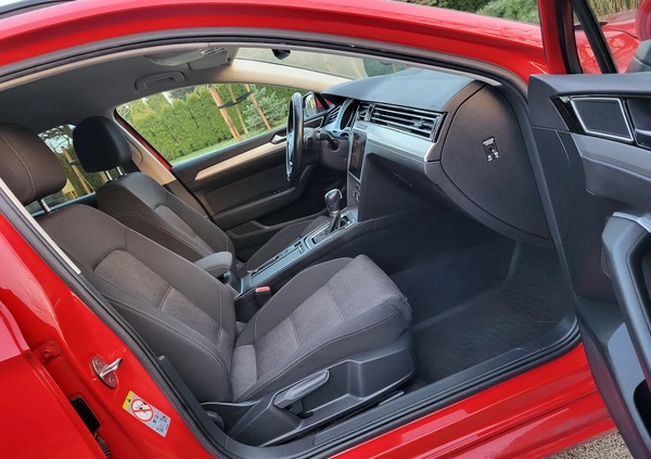 Volkswagen Passat cena 56600 przebieg: 151000, rok produkcji 2018 z Jordanów małe 326